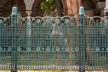 Dekoratif metalik çitin bir kısmını kapat