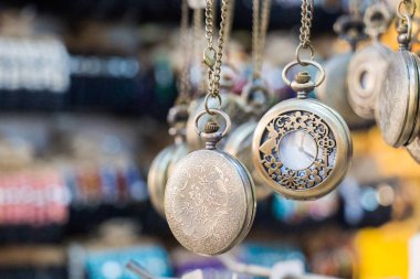 Dizi asılı cep saati