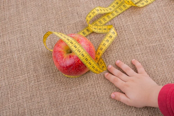 그것에 측정 테이프를 가진 빨간 사과 — 스톡 사진