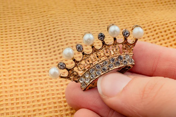 Modello corona con perle in mano — Foto Stock