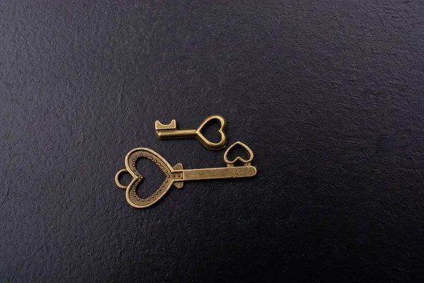 Металеві ключі в стилі ретро як концепція любові — стокове фото