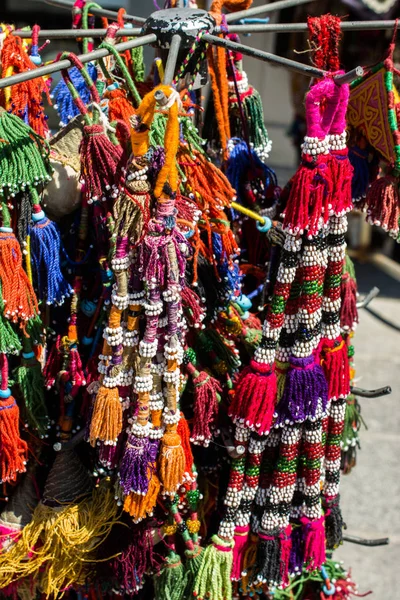 Çeşitli renklerde geleneksel püsküllü — Stok fotoğraf