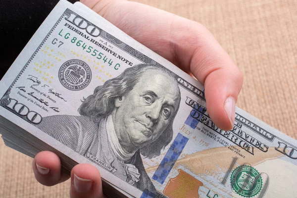 Крупный план лица Бенджамина Франклина на доллар США — стоковое фото