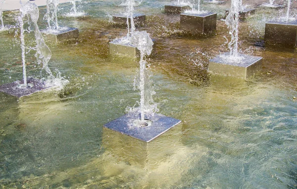 The fountains gushing sparkling water in a poo — Stock Photo, Image