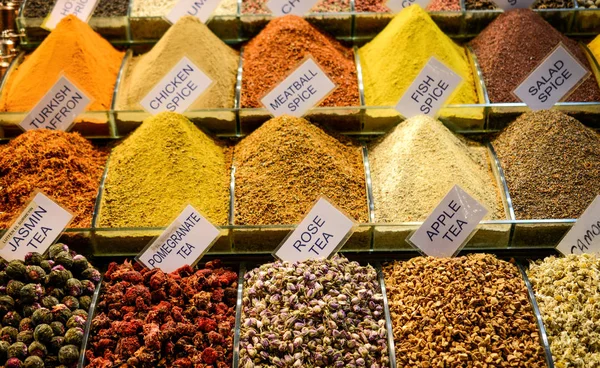 Kruiden en thee op de Spice Market in Istanbul — Stockfoto