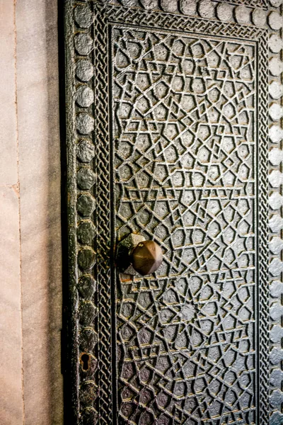 Motifs géométriques ottomans sur les portes métalliques — Photo
