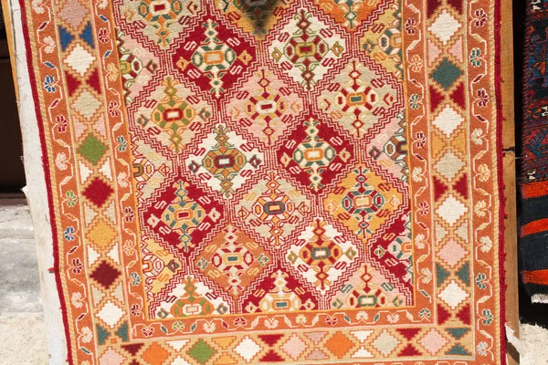 Handgefertigte Teppiche und Teppiche traditioneller Art — Stockfoto