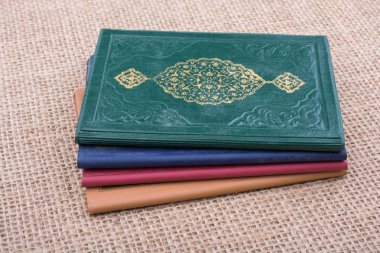 Küçük kitap tuval üzerine yerleştirilir