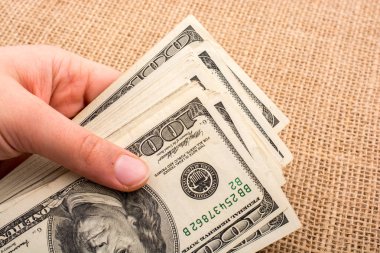 Elinde bir tomar para var.