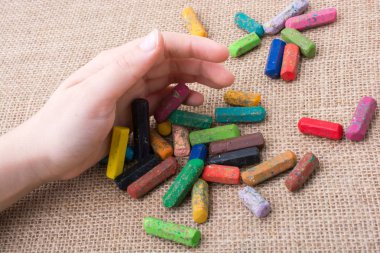 Kullanılan renkli boya kalemi ve gençler yardım