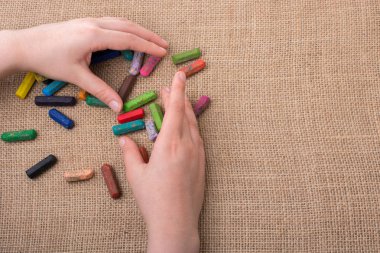 Kullanılan renkli boya kalemi ve gençler yardım