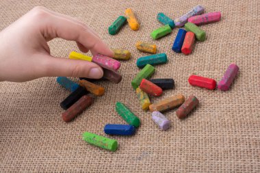 Kullanılan renkli boya kalemi ve gençler yardım