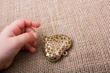 Altın rengi metal nesne kalp şeklinde 