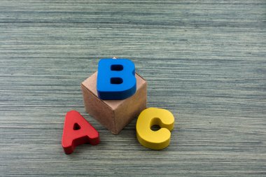 Küre ve renkli Abc harfleri ağaçtan 