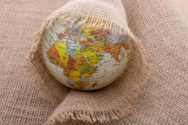 Küre altında keten bir tuval yerleştirilmiş 