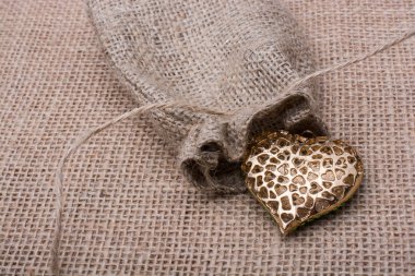 Altın rengi metal nesne kalp şeklinde 