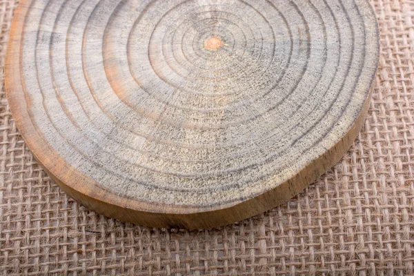 Дерев'яний зруб нарізають круглими тонкими шматочками — стокове фото