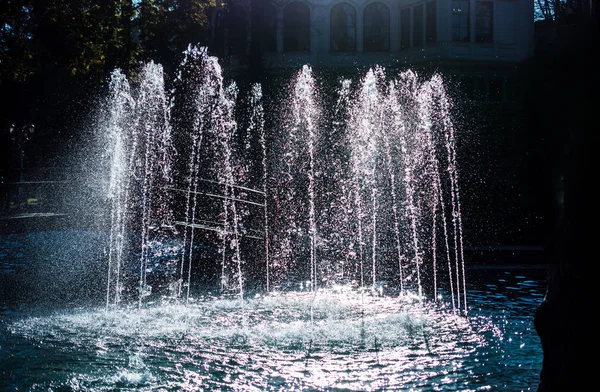 Las fuentes chorreando agua con gas en una piscina — Foto de Stock