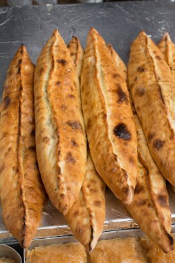 Türk düz ekmek peynir ile kaplı