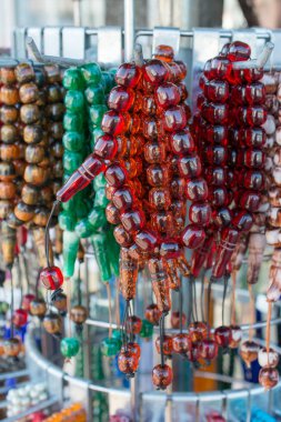 Çeşitli renkteki dua eden boncuk ayarla