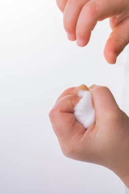 Biraz pamuk elinde tutan el