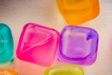 Ahşap renkli buz küpleri sahte