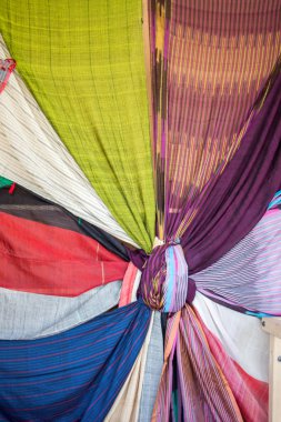 Çeşitli renk ve türü kumaş örnekleri