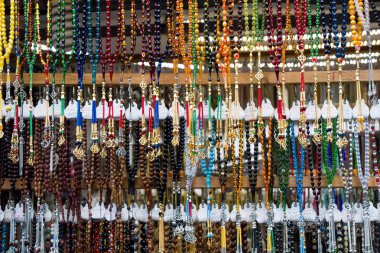 Çeşitli renkteki dua eden boncuk ayarla