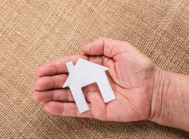 Keten bir tuval küçük kağıt ev