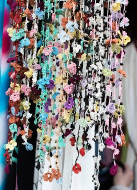 Renkli iğne işi nakışı çiçek bir arka plan olarak