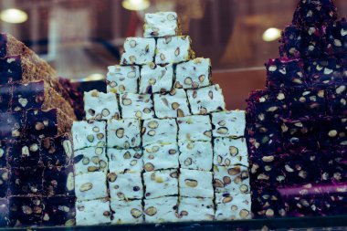 Türk lokumu veya lokum bir jel tabanlı şekerlemelerde ailedir