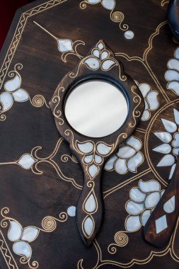 Ayna üzerinde Pearl kakma anne örneği