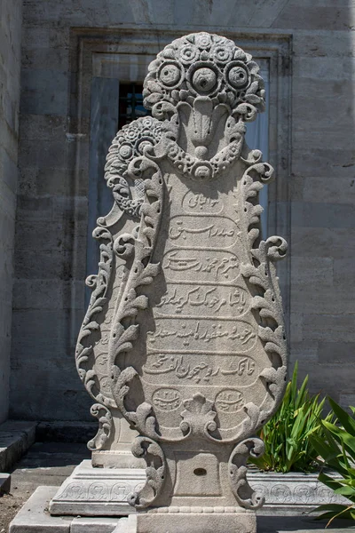 Antigua piedra sobre las tumbas de Estambul — Foto de Stock