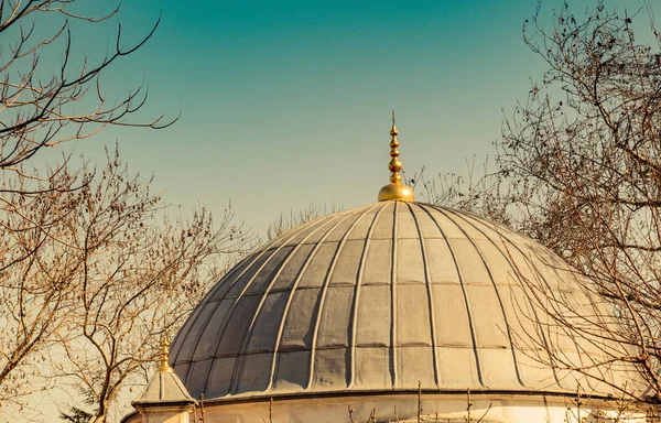 Vista exterior de la cúpula en la arquitectura otomana — Foto de Stock