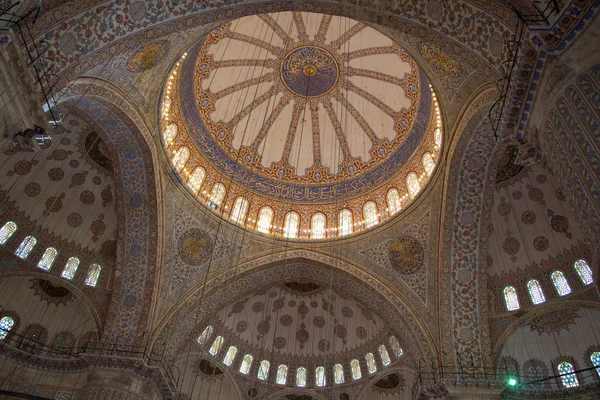 Vista interna della cupola nell'architettura ottomana — Foto Stock