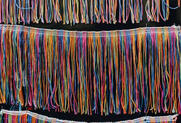 Wiele kolorowe plecione sznurki na wyświetlaczu — Zdjęcie stockowe