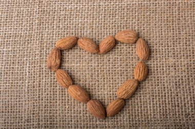 Badem tuval üzerine bir kalp şeklindebir 