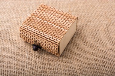 Açık kahverengi hasır ahşap kutu