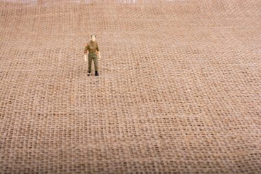 Adam heykelcik görünümünde üzerinde kahverengi bir backgorund