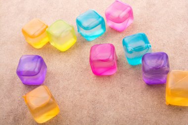 Ahşap renkli buz küpleri sahte