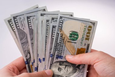 Amerikan Doları banknot beyaz arka plan üzerinde tutan eller