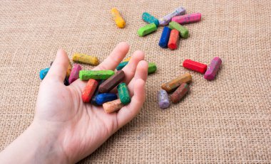 Kullanılan renkli boya kalemi ve gençler yardım