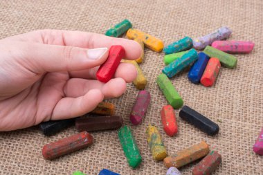 Kullanılan renkli boya kalemi ve gençler yardım