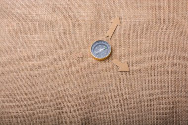 Bir tuval üzerinde pusula ve kağıt ok