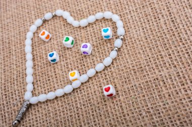 Altın rengi metal nesne kalp şeklinde 