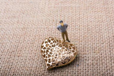 Kalp şeklinde nesne yanında adam 