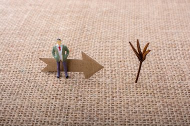 Tuval üzerinde bir ok tarafından liderliğindeki heykelcik adam