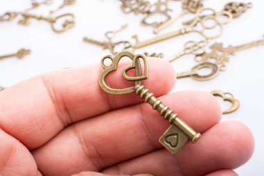 Retro tarzı iş kavramı metal anahtarları tutan el