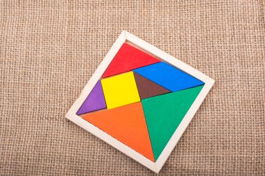 Bir kare tangram bulmacanın parçaları