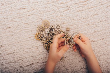 Dişli çark kavram mühendislik olarak beyaz arka plan üzerinde elinde